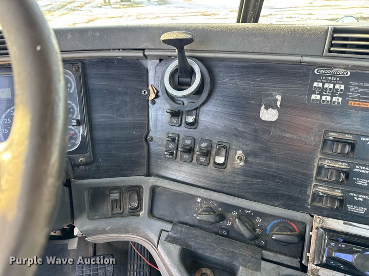 image for item OG9761 2004 Freightliner Columbia 120 semi truck