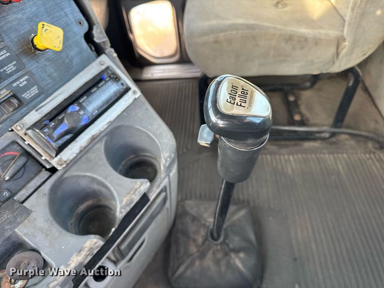 image for item OG9761 2004 Freightliner Columbia 120 semi truck