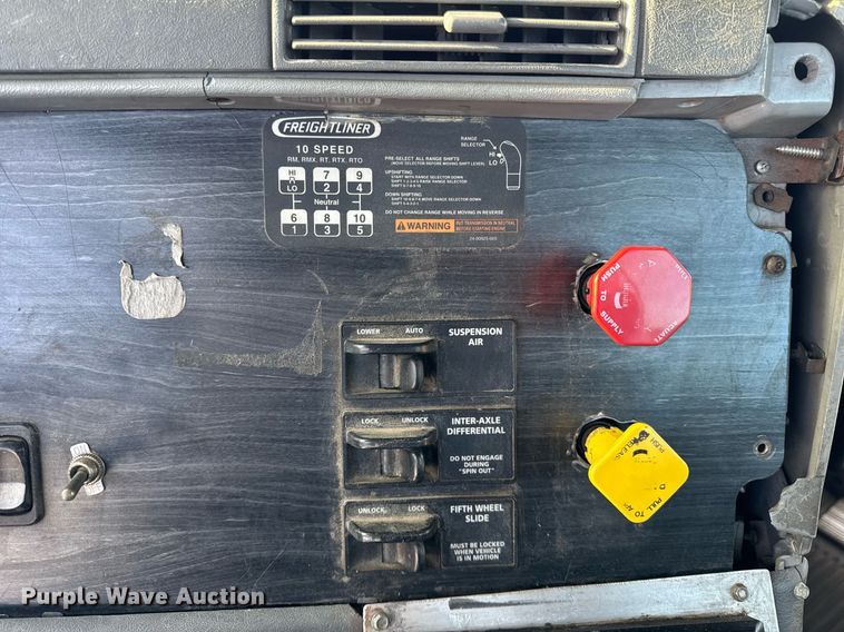 image for item OG9761 2004 Freightliner Columbia 120 semi truck