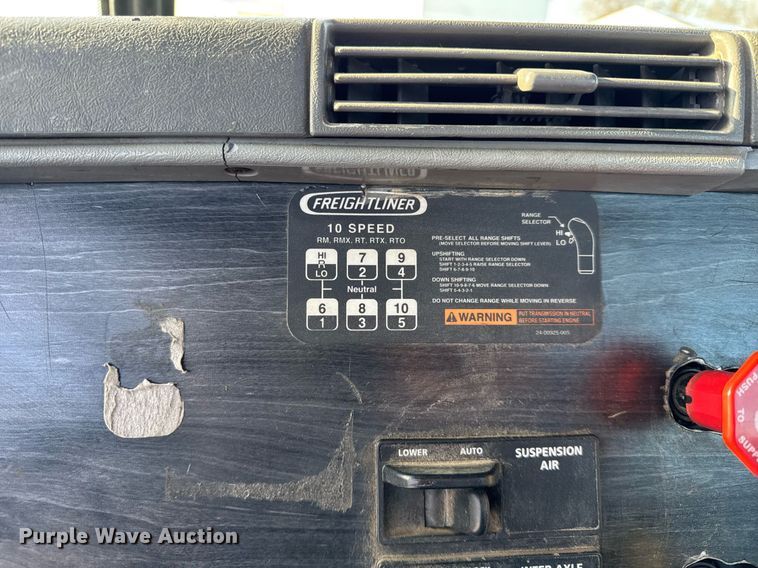 image for item OG9761 2004 Freightliner Columbia 120 semi truck