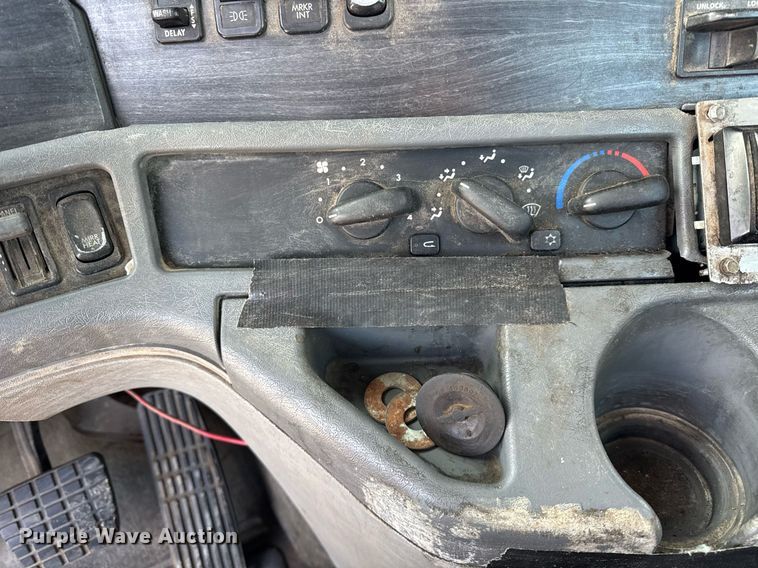 image for item OG9761 2004 Freightliner Columbia 120 semi truck