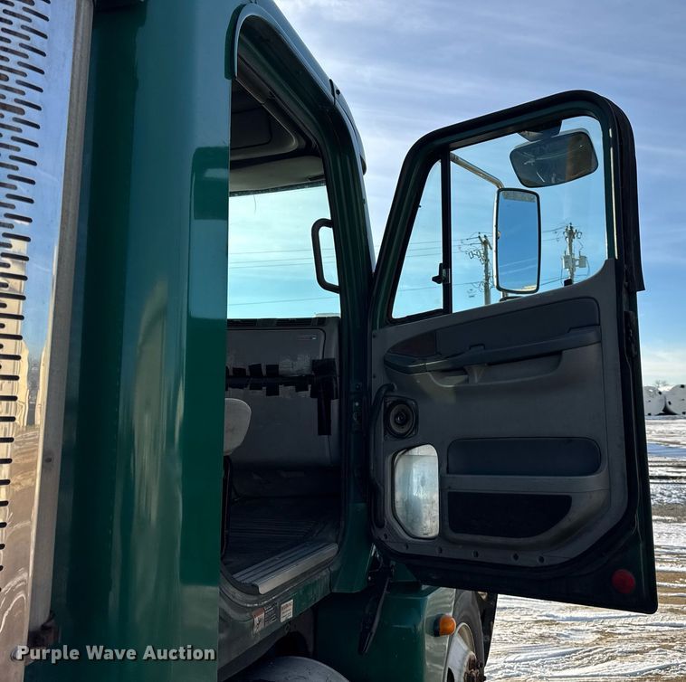 image for item OG9761 2004 Freightliner Columbia 120 semi truck