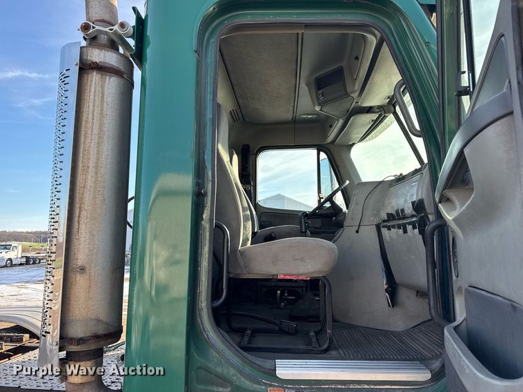 image for item OG9761 2004 Freightliner Columbia 120 semi truck