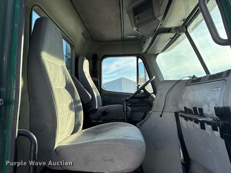 image for item OG9761 2004 Freightliner Columbia 120 semi truck