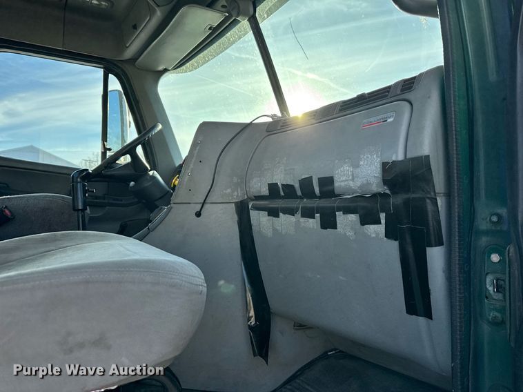 image for item OG9761 2004 Freightliner Columbia 120 semi truck