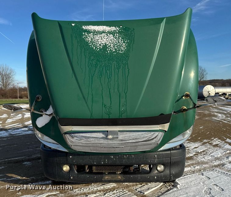 image for item OG9761 2004 Freightliner Columbia 120 semi truck