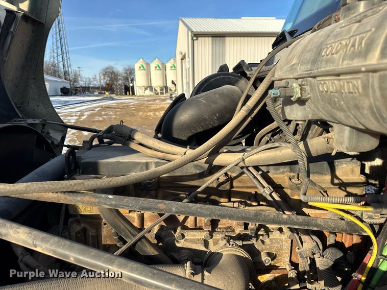 image for item OG9761 2004 Freightliner Columbia 120 semi truck