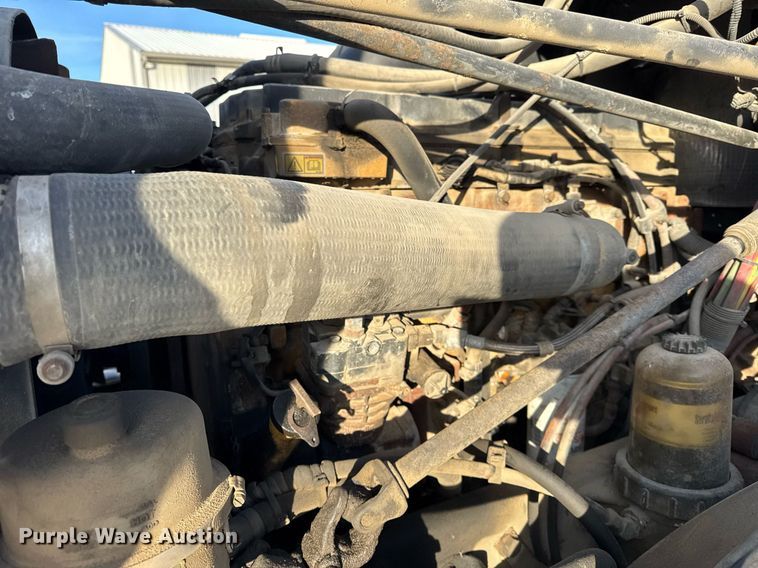 image for item OG9761 2004 Freightliner Columbia 120 semi truck