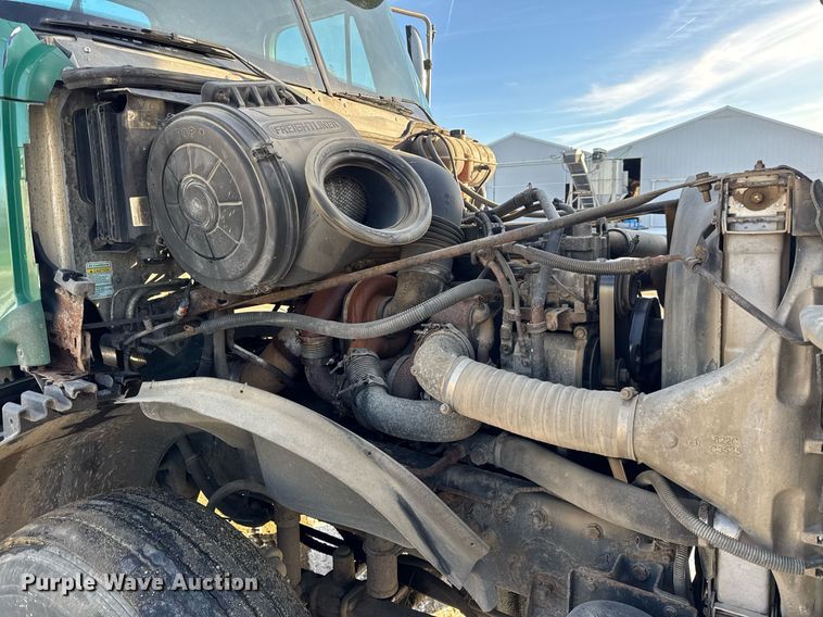 image for item OG9761 2004 Freightliner Columbia 120 semi truck