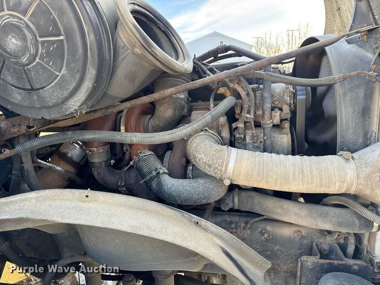 image for item OG9761 2004 Freightliner Columbia 120 semi truck