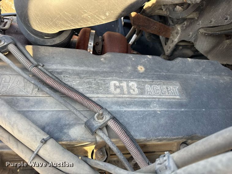 image for item OG9761 2004 Freightliner Columbia 120 semi truck