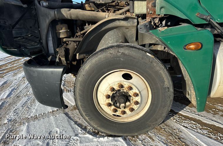 image for item OG9761 2004 Freightliner Columbia 120 semi truck