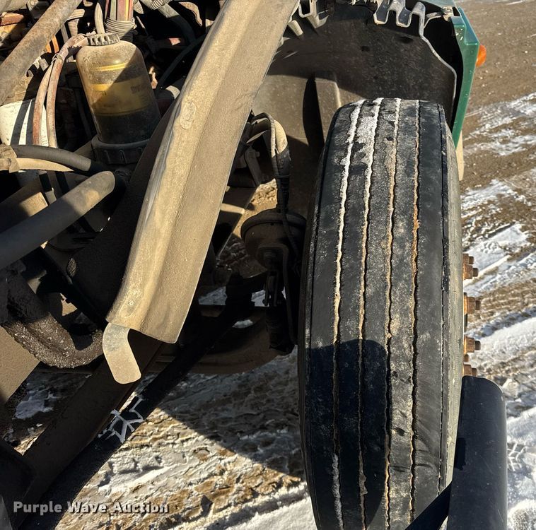 image for item OG9761 2004 Freightliner Columbia 120 semi truck