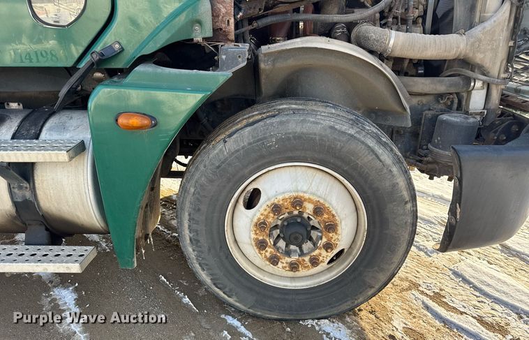 image for item OG9761 2004 Freightliner Columbia 120 semi truck