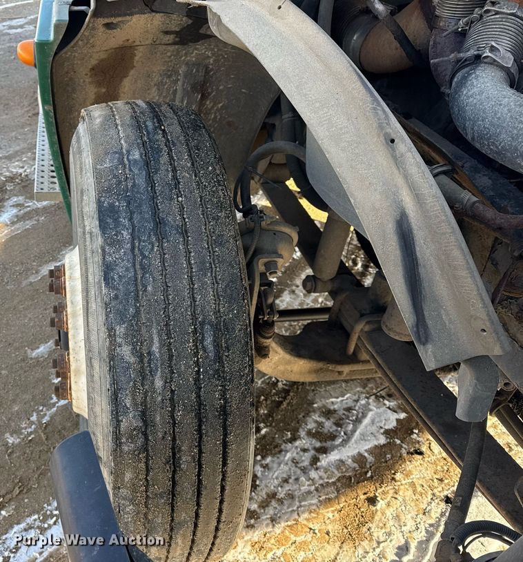 image for item OG9761 2004 Freightliner Columbia 120 semi truck