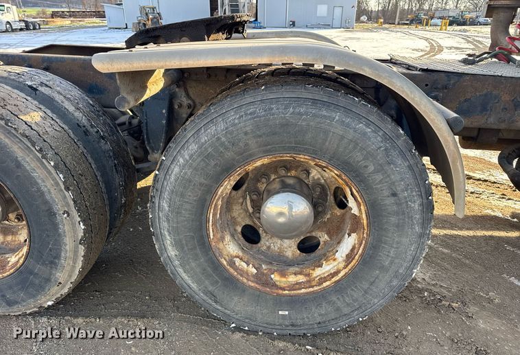 image for item OG9761 2004 Freightliner Columbia 120 semi truck