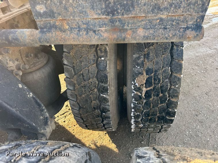 image for item OG9761 2004 Freightliner Columbia 120 semi truck