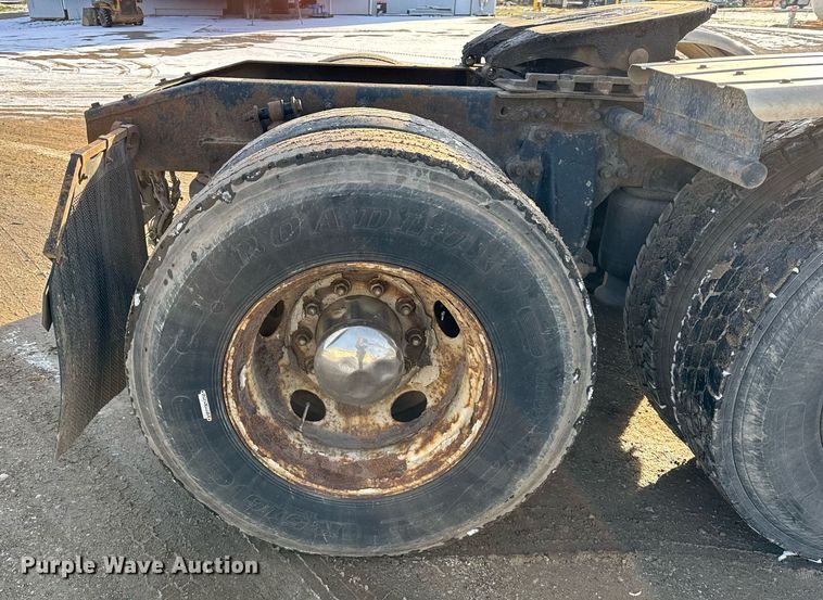 image for item OG9761 2004 Freightliner Columbia 120 semi truck