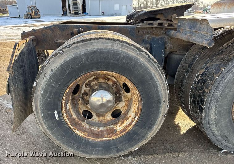 image for item OG9761 2004 Freightliner Columbia 120 semi truck