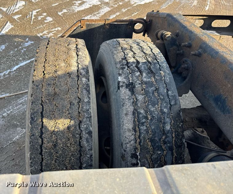 image for item OG9761 2004 Freightliner Columbia 120 semi truck