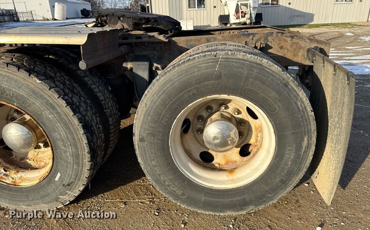 image for item OG9761 2004 Freightliner Columbia 120 semi truck