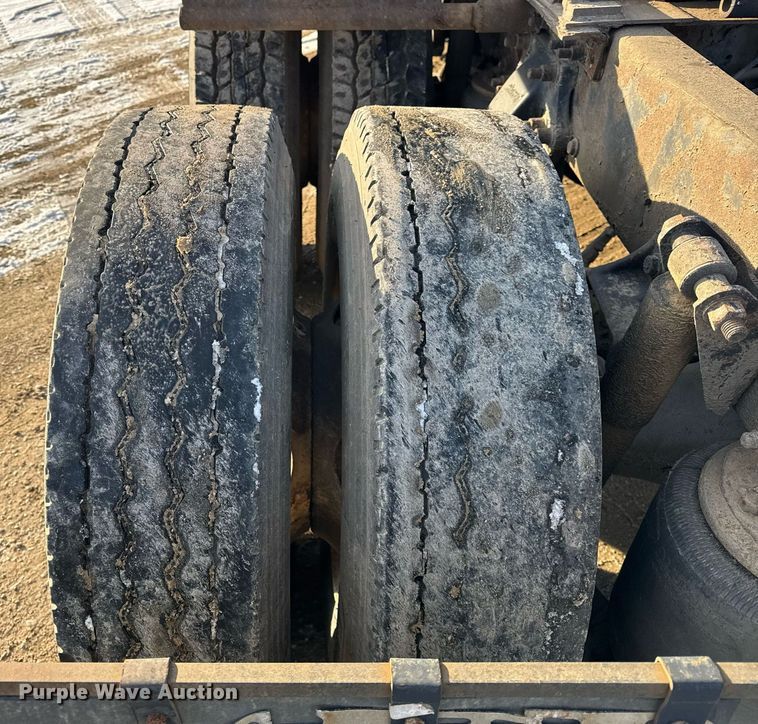 image for item OG9761 2004 Freightliner Columbia 120 semi truck