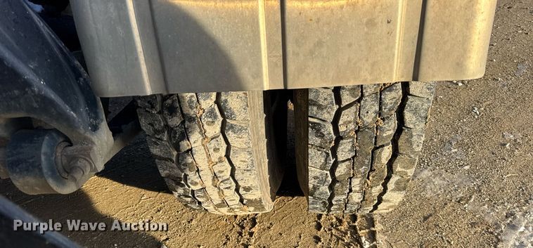 image for item OG9761 2004 Freightliner Columbia 120 semi truck