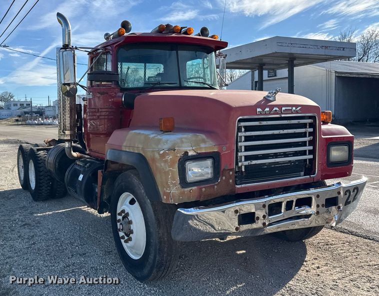 image for item OG9771 1994 Mack  RD688S semi truck