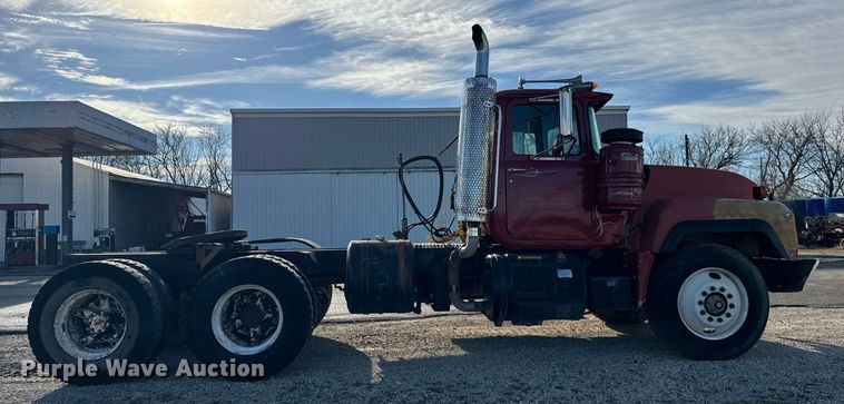 image for item OG9771 1994 Mack  RD688S semi truck