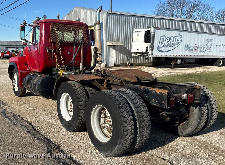 image for item OG9771 1994 Mack  RD688S semi truck