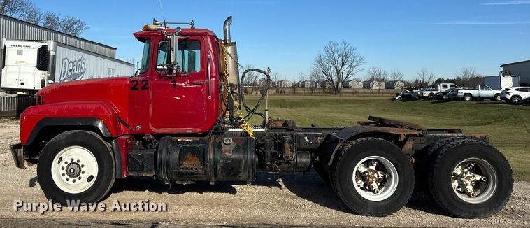 image for item OG9771 1994 Mack  RD688S semi truck