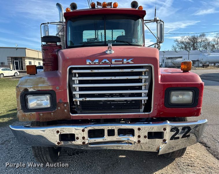 image for item OG9771 1994 Mack  RD688S semi truck