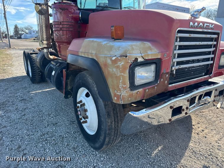image for item OG9771 1994 Mack  RD688S semi truck