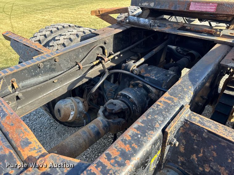 image for item OG9771 1994 Mack  RD688S semi truck