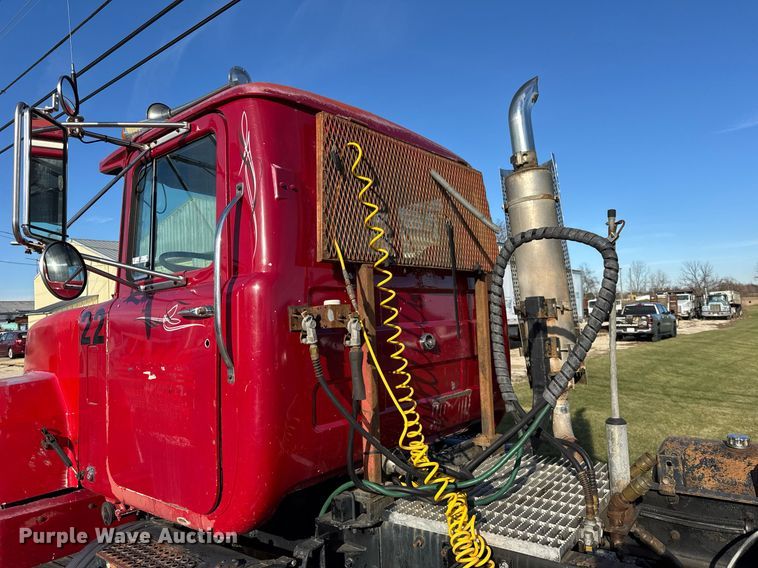 image for item OG9771 1994 Mack  RD688S semi truck