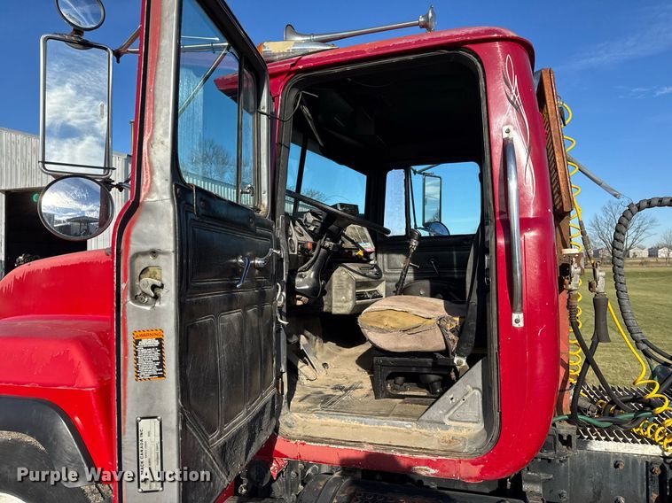 image for item OG9771 1994 Mack  RD688S semi truck