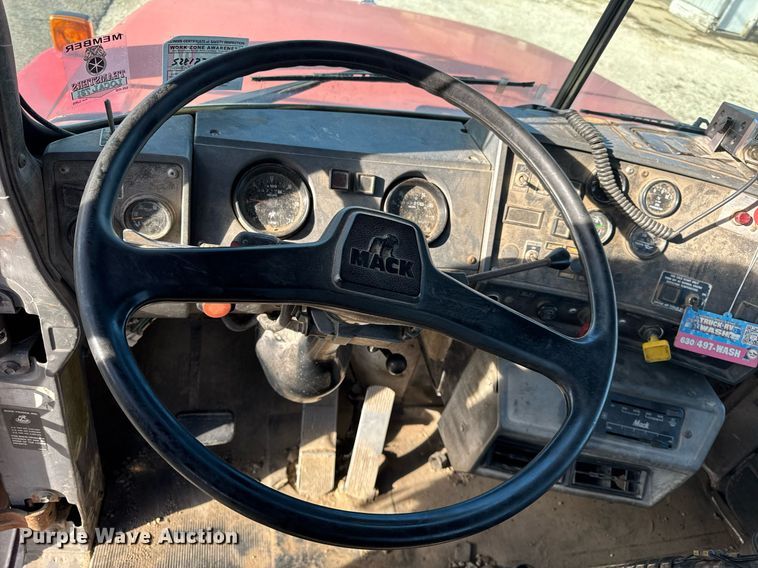 image for item OG9771 1994 Mack  RD688S semi truck