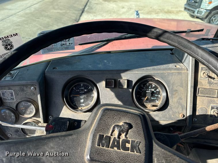 image for item OG9771 1994 Mack  RD688S semi truck