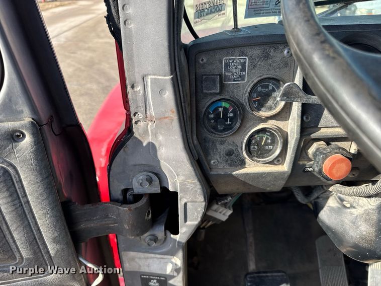 image for item OG9771 1994 Mack  RD688S semi truck