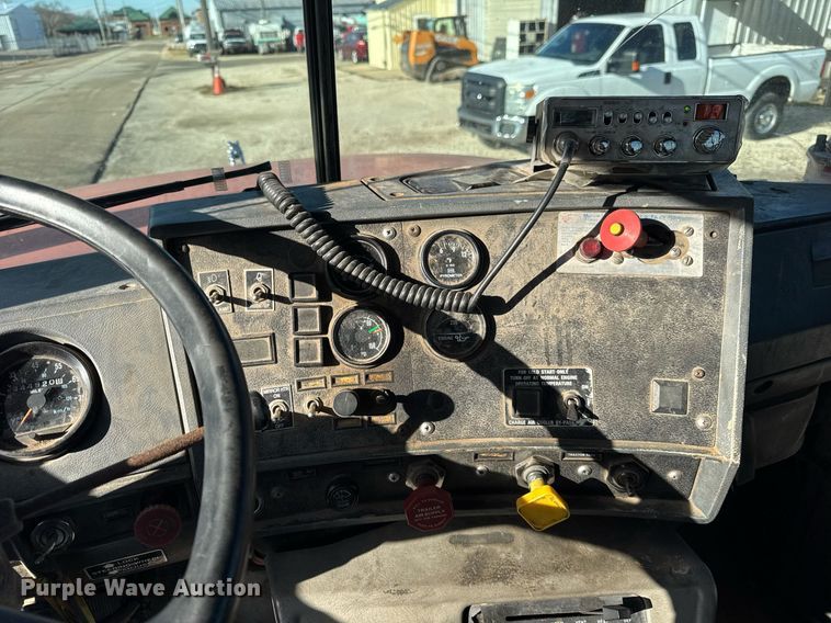 image for item OG9771 1994 Mack  RD688S semi truck