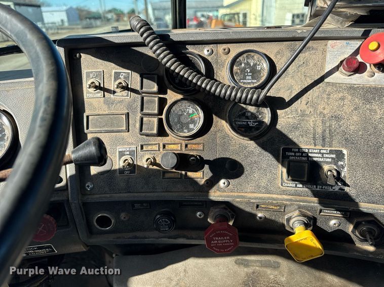 image for item OG9771 1994 Mack  RD688S semi truck