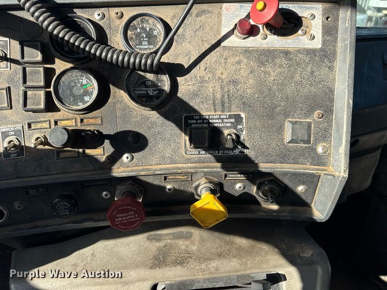 image for item OG9771 1994 Mack  RD688S semi truck