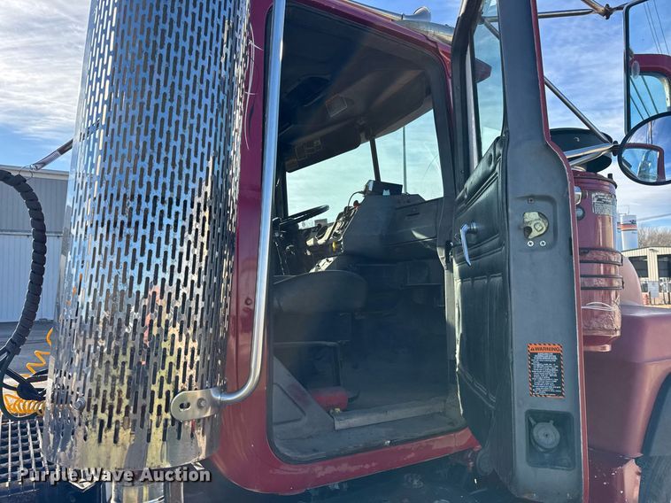 image for item OG9771 1994 Mack  RD688S semi truck