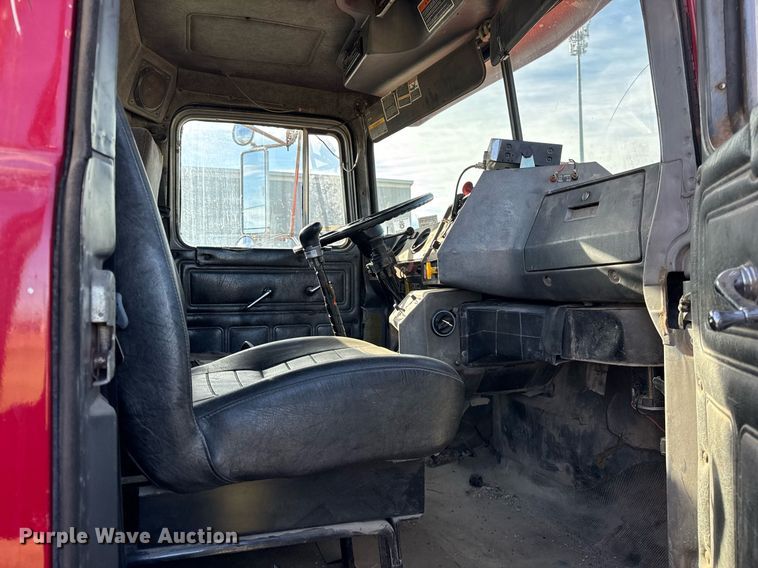 image for item OG9771 1994 Mack  RD688S semi truck