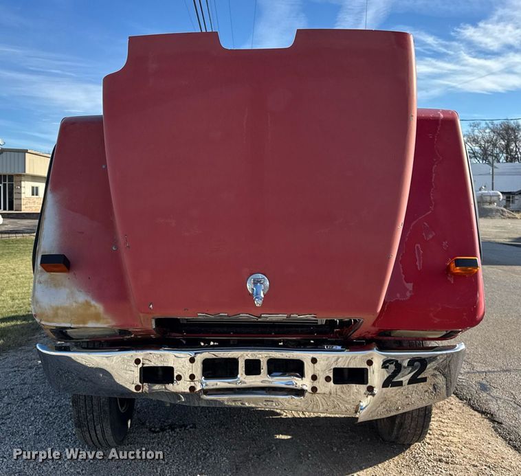 image for item OG9771 1994 Mack  RD688S semi truck