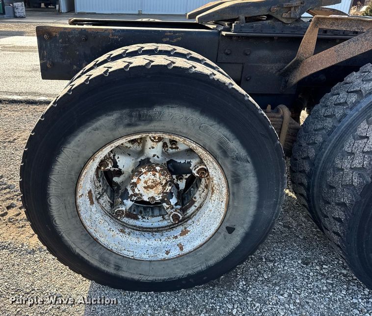 image for item OG9771 1994 Mack  RD688S semi truck