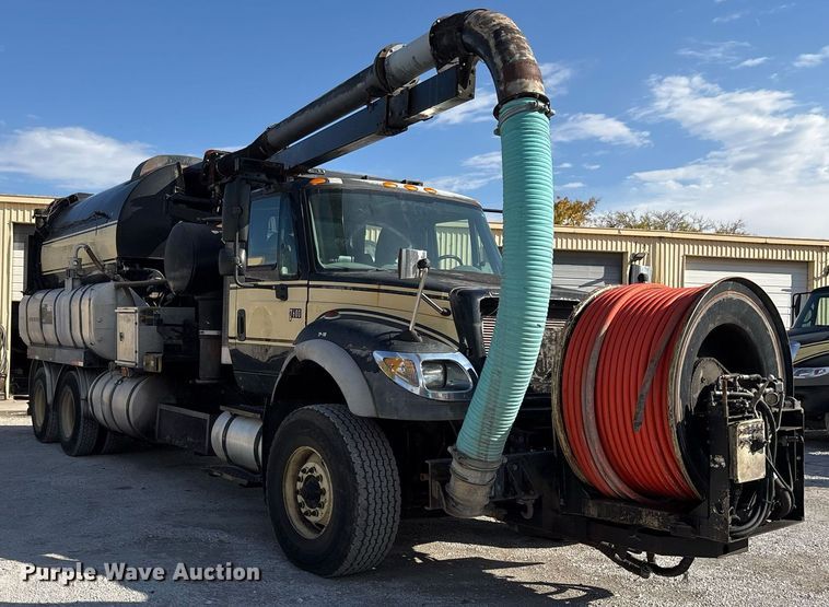 image for item OK9374 2006 International 7600 vacuum truck