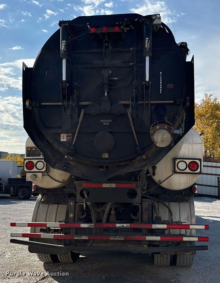 image for item OK9374 2006 International 7600 vacuum truck