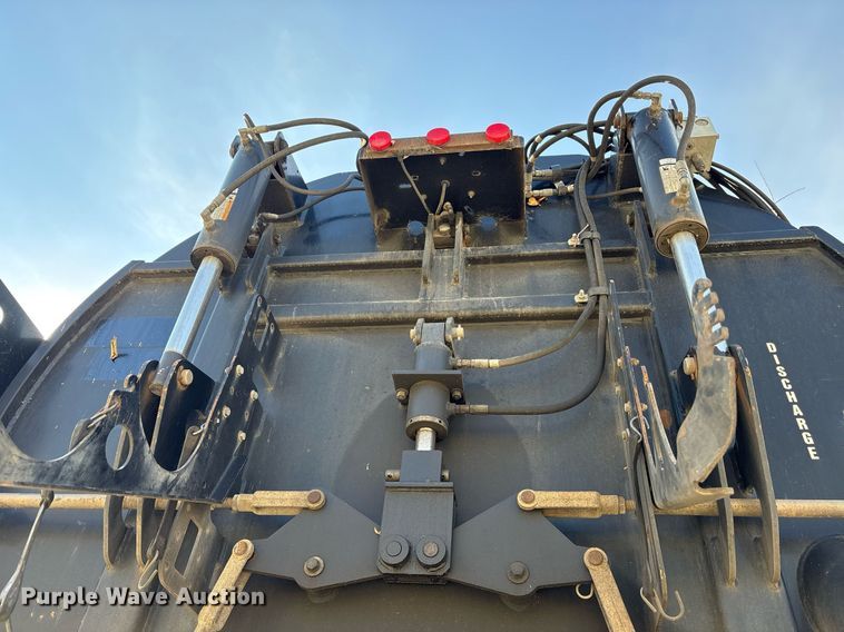 image for item OK9374 2006 International 7600 vacuum truck