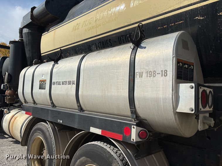 image for item OK9374 2006 International 7600 vacuum truck